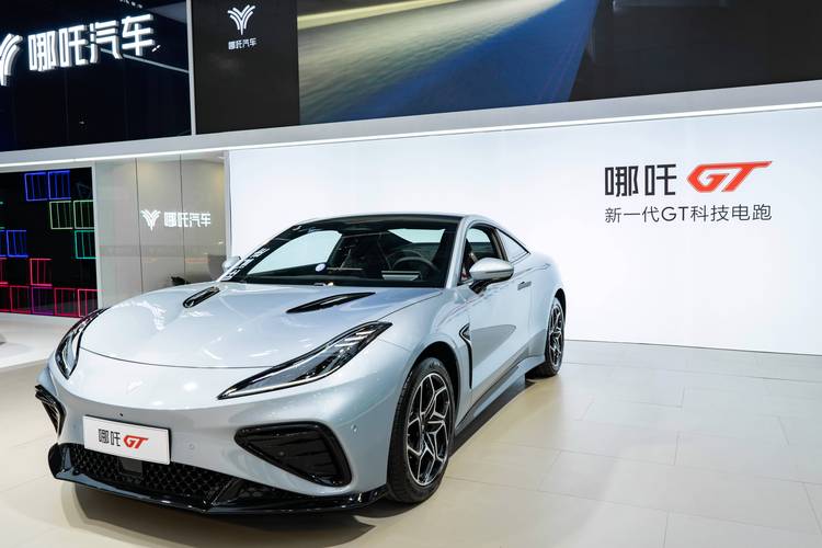 广州198哪吒汽车在智能汽车领域的表现，领途汽车在新能源汽车市场中的影响力